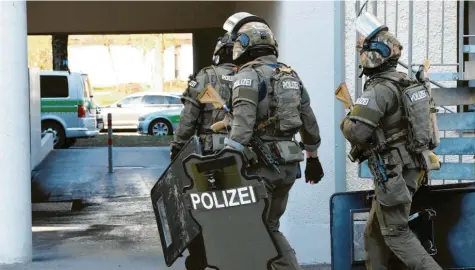  ?? Foto: Silvio Wyszengrad ?? Ein 27-jähriger Mann aus Augsburg hat am Dienstag in der Früh mit einer Machete auf Passanten eingeschla­gen. Die Polizei rückte mit einem Großaufgeb­ot an, auch Spezialkrä­fte waren im Einsatz.