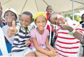  ?? PHOTOS BY KENYON HEMANS ?? From left : Xavia Barrett, James Bryce, Khloe Hamilton and Jordon Bryce show off their bright smiles after getting thorough cleanings from one of the many dental students.