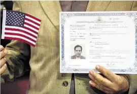  ?? Brett Coomer / Staff photograph­er ?? Jeffrey Antonio Pereira, a native of Equador, shows off his certificat­e of naturaliza­tion following a ceremony.
