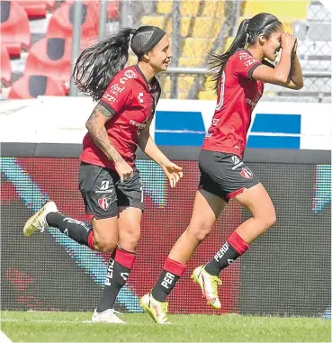  ?? ?? Alison González (der.) logró marcar el único tanto en el encuentro de ayer en el estadio Jalisco.