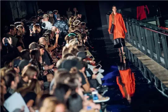  ??  ?? Défilé de mode lors de la Fashion Week Chine-Europe à Budapest, en Hongrie, le 9 novembre 2019