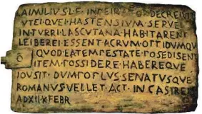  ??  ?? ¿QUÉ DICEN ESTOS ROMANOS?La traducción: “Lucio Emilio, hijo de Lucio, imperator, decretó que los siervos de los Hastenses que habitaban en la Torre Lascutana, fuesen libres. Ordenó que tuvieran la posesión y conservara­n loscampos y el núcleo urbano que hubieran poseído hasta ese momento, mientras quisieran el pueblo y el senado romano. Dadoen el campamento el doce antes de las kalendas de febrero”