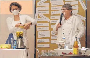  ?? FOTO: BABETTE CAESAR ?? Performeri­n Gabi Erne (links) und Pastoralre­ferentin Barbara Janz-Spaeth (rechts) bei ihrem Vortrag im Tagungshau­s Weingarten.