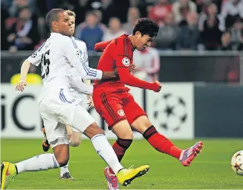  ?? FOTO: DPA ?? Heung-Min Son ließ die Leverkusen­er früh aufatmen. Der Südkoreane­r setzte sich gegen Kopenhagen­s Mathias Jörgensen durch und traf in der 2. Spielminut­e zum 1:0 für die Gastgeber.