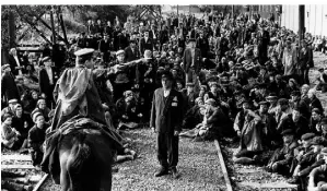  ?? FOTO: DPA ?? Schauspiel­er Ben Kingsley als der jüdische Buchhalter Itzhak Stern in einer Szene des Films „Schindlers Liste“. Warum Oskar Schindler ein Held ist, erzählen die Q2-Schüler des MKG in ihrem Theaterstü­ck.