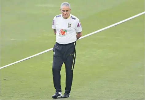  ??  ?? ► Tite, durante una práctica de Brasil.