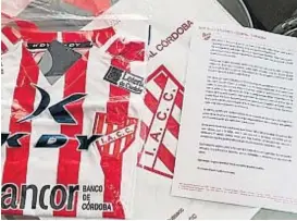  ??  ?? Los regalos. El club de Alta Córdoba envió estos presentes a Paulo.