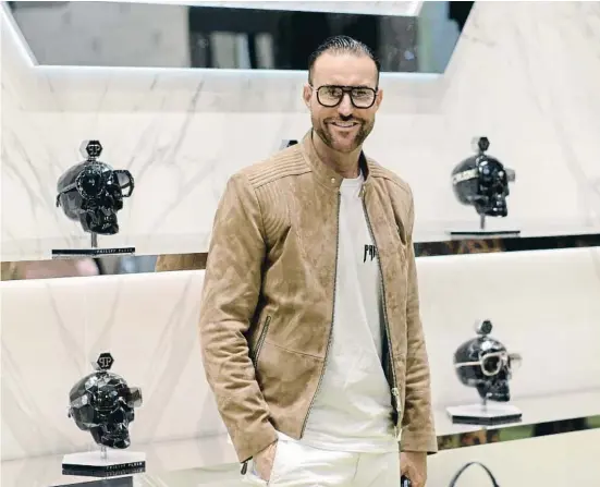  ?? Fiorela Pongolini ?? Philipp Plein en su boutique de Barcelona, donde presentó la línea de gafas que desarrolla y comerciali­za De Rigo