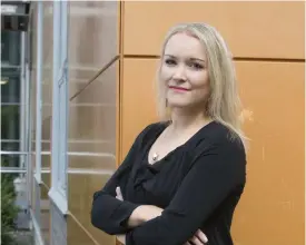  ?? FOTO: JYRKI KOMULAINEN ?? Ann-Sofie Nyström betonar vikten av att till exempel socialarbe­tare och olika lågtröskel­aktörer inser att även kvinnor kan vara djupt radikalise­rade. Enligt henne har kvinnors aktiva roll börjat diskuteras först på senare år.