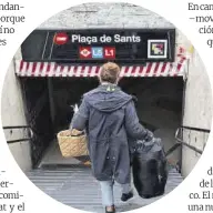  ?? Elisenda Pons ?? Una señora cargada baja las escaleras del metro en la estación de Plaça de Sants.