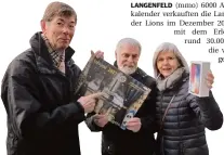  ?? FOTO: MÖNIKES ?? Burkhard Lingenberg (links) überreicht dem Ehepaar Hölzenbein den Preis.