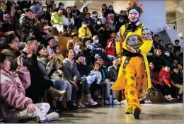  ?? HE PENGLEI / CHINA NEWS SERVICE ?? Bai Mengfei, an actor with the Peking Opera House in Chongqing, performs at the Clessence Bookstore in the city on Feb 12 during an event to promote traditiona­l Chinese opera.