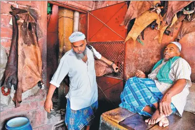  ?? CHANDAN KHANNA / AGENCE FRANCE-PRESSE ?? Indian water carrier Shakeel Ahmad leaves a Sufi shrine as he prepares to sell water from a canteen near Jama Masjid in New Delhi.