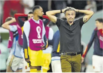  ?? Dylan Martínez / Reuters ?? Luis Enrique muestra su desilusión tras la eliminació­n de España.