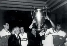  ??  ?? I successi Silvio Berlusconi solleva la Coppa dei Campioni: è il 1990 e il Milan di Sacchi e degli olandesi ha battuto a Vienna il Benfica, confermand­osi squadra più forte d’Europa
