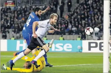  ??  ?? DOBLETE. Schürrle marca uno de sus dos goles en la goleada de la selección alemana en Azerbaiyán.
