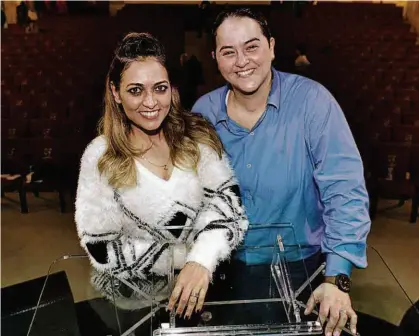  ?? Rubens Cavallari/Folhapress ?? As pastoras Rosania Rocha (à esq.), 44 anos, e Lanna Holder, 42 anos, casadas desde 2013, são as líderes da igreja evangélica Cidade de Refúgio, na região central da capital, que completa seis anos neste mês