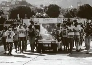  ?? José Lucena/thenews2/agência O Globo ?? Corpos de três vítimas da operação da Polícia Civil na favela do Jacarezinh­o foram enterrados no cemitério de Inhaúma no domingo (9)