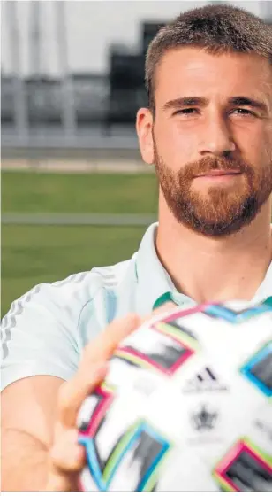  ??  ?? Unai Simón posa con el balón oficial de la Eurocopa.