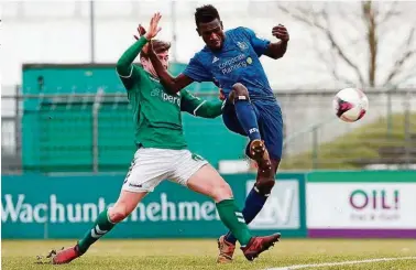  ??  ?? Profi-Leihgabe Bakery Jatta (r.) erzielt in der ersten Minute das 1:0 für die U21 des HSV gegen den VfB Lübeck.