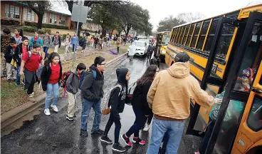  ?? Tom Fox/The Dallas Morning News via AP ?? ■ Students from Stephen C. Foster Elementary are evacuated and loaded onto school buses last Friday as a precaution following a house explosion in Dallas. Authoritie­s said early Thursday that natural gas service will be shut down to thousands of Dallas...