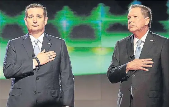  ?? CRISTOBAL HERRERA / EFE ?? Ted Cruz y John Kasich escuchando el himno ante de empezar un reciente debate cuando todavía se devoraban entre sí