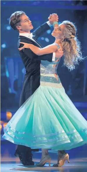  ??  ?? > AJ Pritchard and Mollie King during dress rehearsal