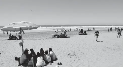  ?? FOTO: VICENTE GUERRERO ?? > Turistas respetan sana distancia en playa Las Glorias.