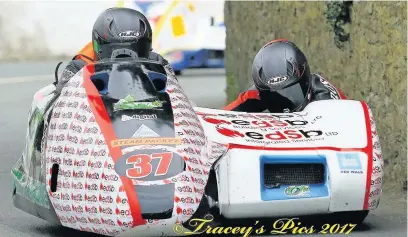  ?? Tracey Killey ?? Matthew Rostron (in the passenger chair) and Dan Knight were best newcomers at the 2017 Southern 100 Sidecar races