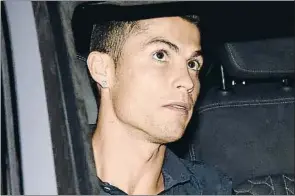  ?? EUROPA PRESS / GETTY ?? Ronaldo, en una calle de Madrid dentro de un coche días atrás