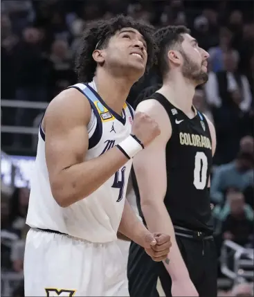  ?? MICHAEL CONROY — THE ASSOCIATED PRESS ?? Marquette’s Stevie Mitchell (4) celebrates while Colorado’s Luke O’brien reacts following Marquette’s win in the second round of the NCAA Tournament on Sunday in Indianapol­is.