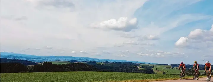  ?? Fotos: Peter Bauer ?? Einfach hineinfahr­en in diesen grandiosen Horizont: hinauf auf das Hochplatea­u bei Eschers (901 Meter).