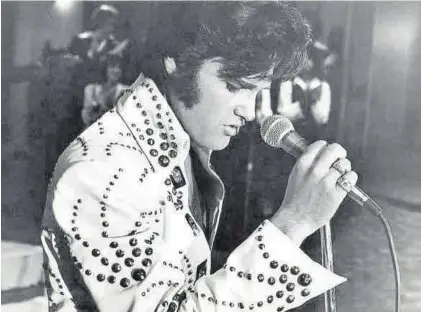  ?? EL PERIÓDICO ?? Falso Elvis Kurt Russell, en su papel de Elvis en el `biopic' de John Carpenter. ▷