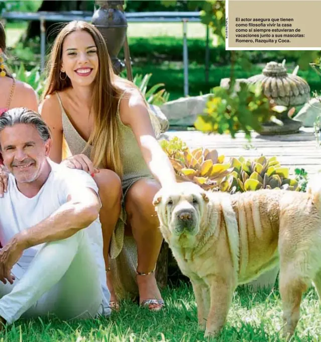  ??  ?? El actor asegura que tienen como filosofía vivir la casa como si siempre estuvieran de vacaciones junto a sus mascotas: Romero, Razquita y Coca.