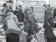  ??  ?? Les commerçant­s s’apprêtent à accueillir la nouvelle édition des soldes