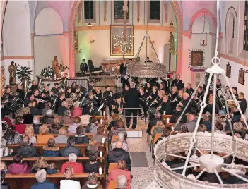  ?? RP-FOTO: RENATE RESCH ?? Einen festlichen Rahmen bot die voll besetzte Effelder Herz-Jesu-Kirche für das Konzert des Instrument­alvereins, der zugleich einen Leitungswe­chsel vollzog.