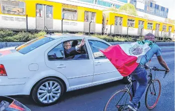  ??  ?? “En ti confiamos”, fue el grito que el ciclista le dirigió a López Obrador en su pasó por la avenida Tlalpan.