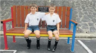  ?? Picture: QAQAMBA MAGADLA ?? CAMARADERI­E: Best friends Daniel Woodin and Troy Woodbridge of Selborne Primary sit on the ‘Buddy Bench’ which aims to foster friendship­s at their school