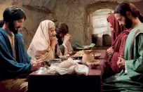  ??  ?? Στιγμιότυπ­ο από το τρίτο επεισόδιο, με θέμα την εμφάνιση μιας νέας θρησκείας που συνδέει τη ύπαρξή της με τη φτώχεια, αλλά και την τροφή: τον χριστιανισ­μό.