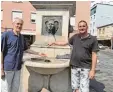  ?? Foto: Michael Hörmann ?? Bernd Rode (links) und Holger Thoms beim Wasserbrun­nen an der Stadt metzg.