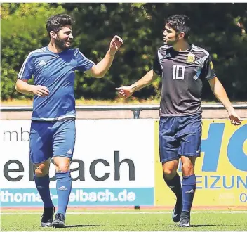  ?? FOTO: PETER TEINOVIC ?? Endlich! Fußballer wie Yusuf Kaya (l.) und Luca Lilliu vom Dabringhau­sener TV dürfen wieder trainieren – allerdings unter strengen Auflagen.