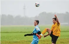  ?? Foto: Reinhold Radloff ?? Immer wieder schnappte der SV Reinhartsh­ausen den Schwabegge­rn den Ball weg und siegte ungefährde­t.