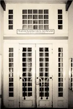  ??  ?? Der Haupteinga­ng der Universitä­t Wien steht ab sofort im Zeichen des Wiener Kreises. Dessen Protagonis­ten trafen sich zwischen 1924 und 1936 im Mathematis­chen Seminar.