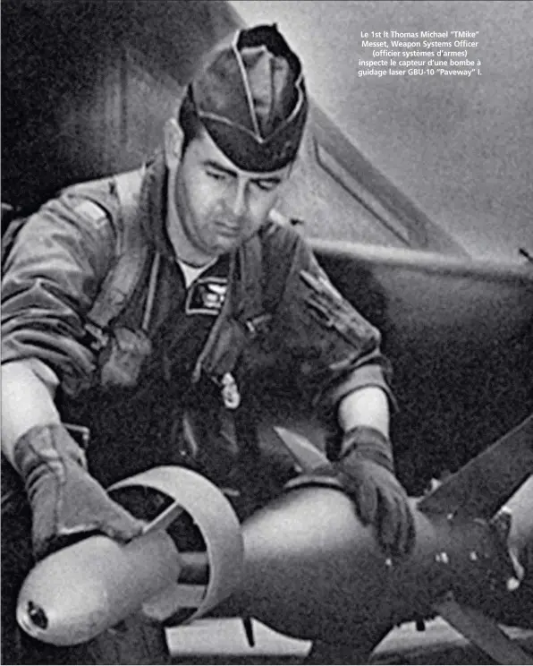  ?? USAF ?? Le 1st lt Thomas Michael “TMike” Messet, Weapon Systems Officer (officier systèmes d’armes) inspecte le capteur d’une bombe à guidage laser GBU-10 “Paveway” I.