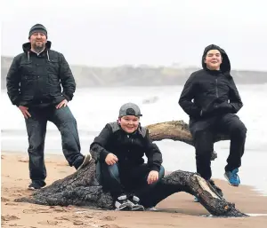  ?? Picture: Mhairi Edwards. ?? David Simpson with sons Dylan, 11, and Joshua, 13, on the beach where they found the creatures. Right: Brittle starfish.