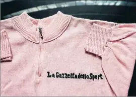  ?? TINO ROMANO / EFE ?? La maglia rosa de Fausto Coppi, expuesta en el Museo Egipcio de Turín