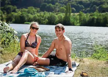  ?? Foto: Marc Wilwert ?? Auf der Wiese am Ufer liegen – das geht am Echternach­er See jetzt schon. Wer schwimmen will, muss sich noch gedulden.