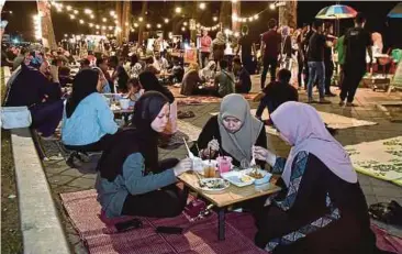  ?? BERNAMA PIC ?? Visitors having their ‘sahur’ at Pantai Batu Buruk, Kuala Terengganu, recently.