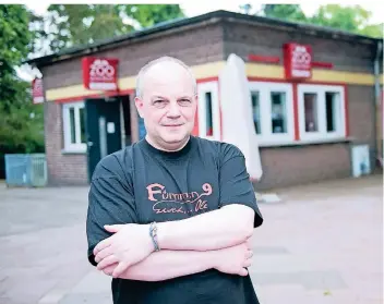  ?? FOTO: GEORG SALZBURG ?? Andreas Zeiß führt den Zoo-Pavillon seit 2006. Jetzt will das Amt für Gebäudeman­agement das Objekt zur Vermietung neu ausschreib­en lassen.