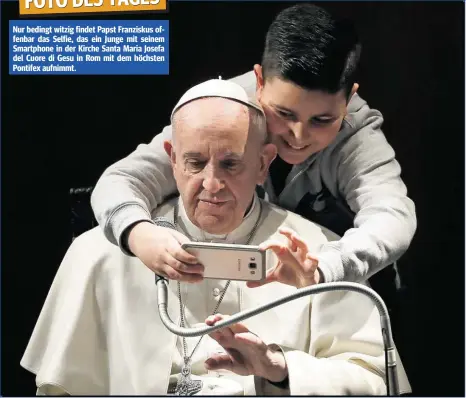  ??  ?? Nur bedingt witzig findet Papst Franziskus offenbar das Selfie, das ein Junge mit seinem Smartphone in der Kirche Santa Maria Josefa del Cuore di Gesu in Rom mit dem höchsten Pontifex aufnimmt.